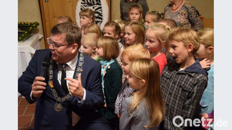 Die Kindergartenkinder von St. Georg waren mit die Hauptakteure bei der Schlossstadleinweihung. Und dazu gehörte auch, dass sie sich mit Bürgermeister Peter Braun unterhalten haben, was sie denn am Schlossstadl alles schön finden. Bild: bö