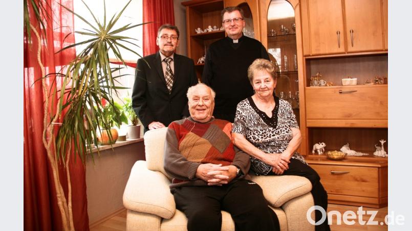 Seinen 85. Geburtstag feierte Otto Zwack (vorne links). Dazu gratulierten Ehefrau Monika, 2. Bürgermeister Karl Busch (hinten links) und Pfarrer Bernd Philipp. Bild: wro