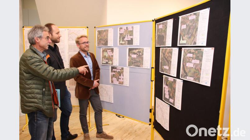 Anton Baumann, Thomas Spachtholz und Manuel Schlegel (von links) gehören zum Wasserwirtschaftsamt Weiden. Sie präsentierten im Rathaus in Schwarzenfeld unter anderem mit Karten, wo am Fluss Schwarzach ökologischer Handlungsbedarf besteht. Bild: Thomas Dobler