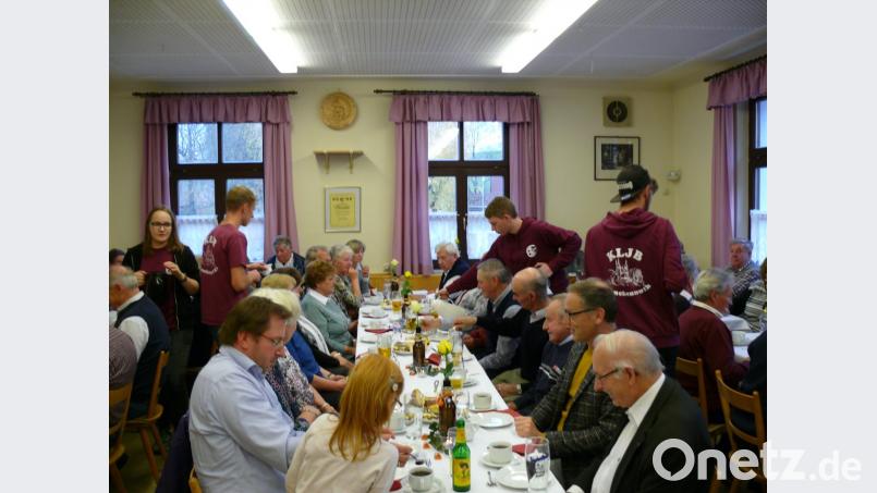 Die Jugendlichen bewirteten ihre Gäste mit Kaffee und selbstgebackenem Kuchen. Im Bild (von rechts) Pfarradministrator Pater Friedhelm Czinczoll und Bürgermeister Bernd Sommer. Bild: kgg