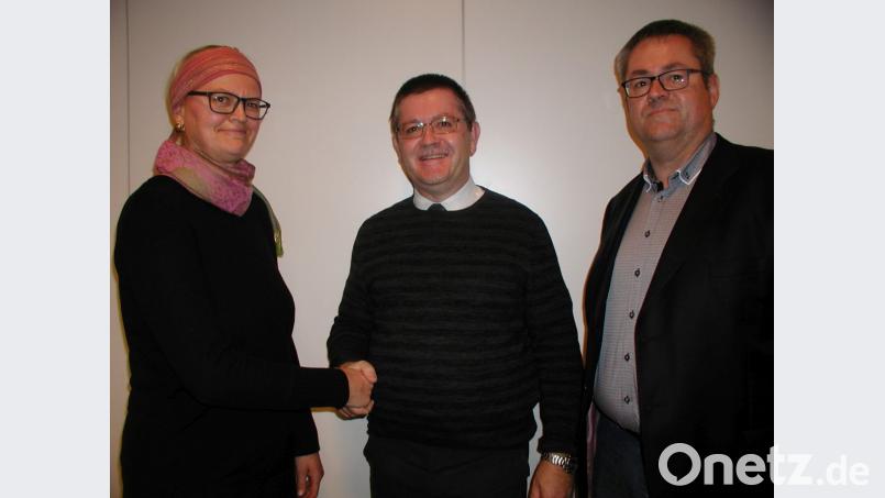 Die KAB-Ortsvorsitzenden Christine Pscherer (links) und Wolfgang Glaser (rechts) gratulieren Pfarrer Ferdinand Weinberger zur Ernennung als Präses. Bild: gis