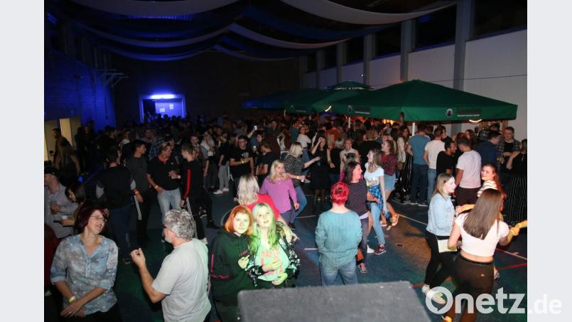 Auf der 90er Party der Angelfreunde feierten Jung und Alt bis in den frühen Morgen. Bild: sne