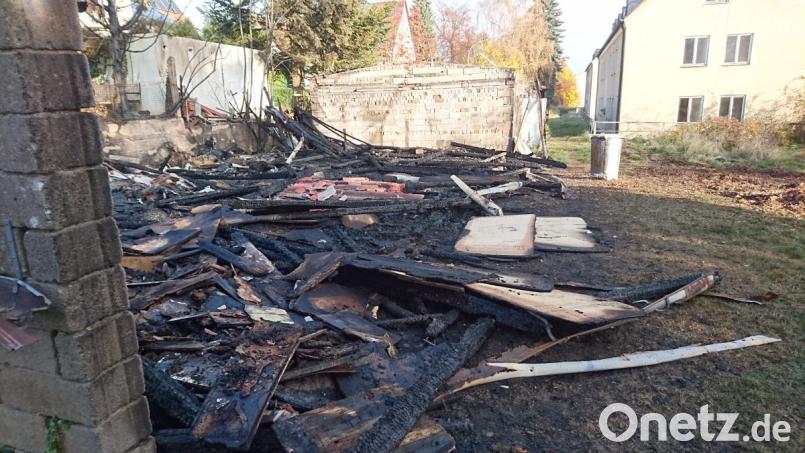In der Nacht zu Dienstag brennt die Scheune in der Nussbergstraße komplett nieder. Die Polizei vermutet Brandstiftung. Bild: Lowak