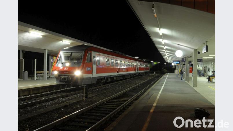 Vorsicht am Bahnsteig - die Elektrifizierung fährt ein! Der Zugverkehr durch Amberg soll im nächsten Jahrzehnt unter Strom gesetzt werden. Bild: Petra Hartl