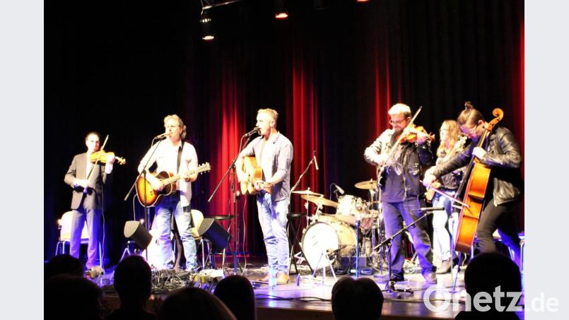 Stehend kommt extra Schwung in das exquisite Konzert von Simon & Garfunkel meets classic. Bild: Dagmar Williamson