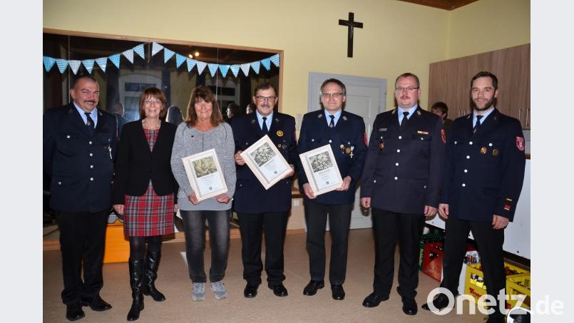 Zweiter Vorsitzender Martin Wittmann und Bürgermeisterin Margit Kirzinger (von links) gratulieren den Geehrten mit stellvertretendem Kommandanten Tobias Stahl und Kreisbrandmeister Matthias Schmidt (von rechts). Bild: fjo