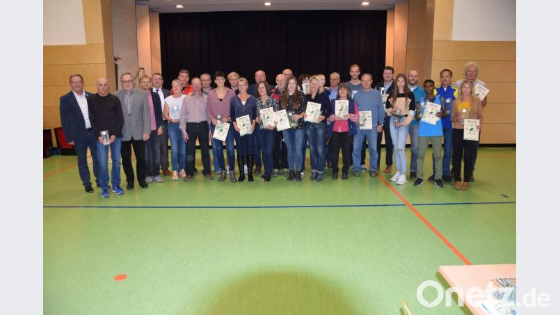 Die Gewinner der verschiedenen Wertungsklassen bei den Damen und Herren des Landkreiscups 2018 mit Organisatoren und Bürgermeistern der beteiligten Gemeinden. Bild: bö