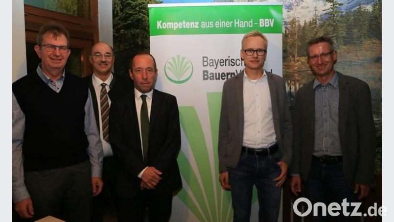 BVV-Kreisobmann Josef Irlbacher, Geschäftsführer Josef Wittmann, Rechtsanwalt Anton Hess, sowie die Tennet-Projektleiter Lars Fischer und Stefan Opel (von links) informierten zum Planfeststellungsverfahren für den Ostbayernring. Bild: ch