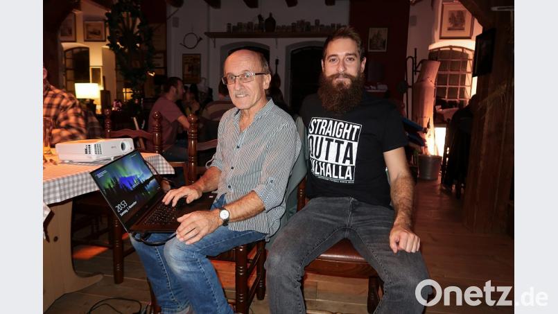 Mit ihrer Bilderschau und einen Film riefen (von links) Dr. Siegfried Steinkohl und Maximilian Steinkohl den „3. Friedenfelser-Berg-Classic-Preis 2018“ in Erinnerung. Bild: bsc