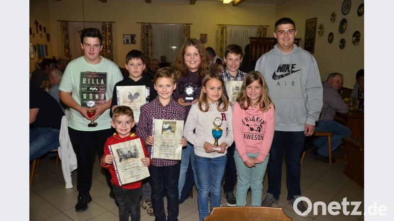 Jugendwart Patrick Sauer (rechts) freut sich zusammen mit seinen erfolgreichen Nachwuchszüchtern über die erzielten Auszeichnungen. Bild: fjo