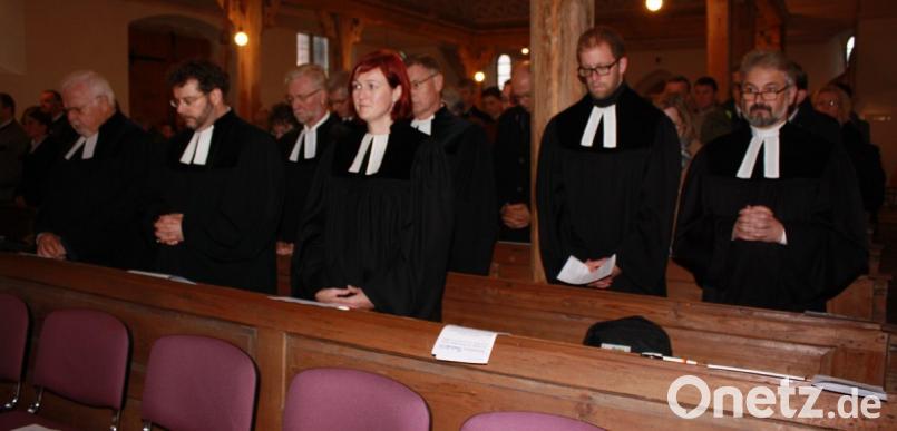 Verabschiedung Pfarrer Michael Kelinske: Teilnehmende Pfarrern in der Kirche. Bild: lk