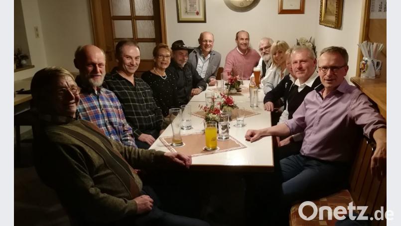 Der Einschulungsjahrgang 1968 der Volksschule Störnstein beim gemütlichen Beisammensein im Landgasthof Gigl. Bild: exb