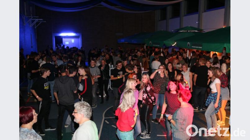 Auf der 90er Party der Angelfreunde feierten Jung und Alt bis in den frühen Morgen. Bild: sne
