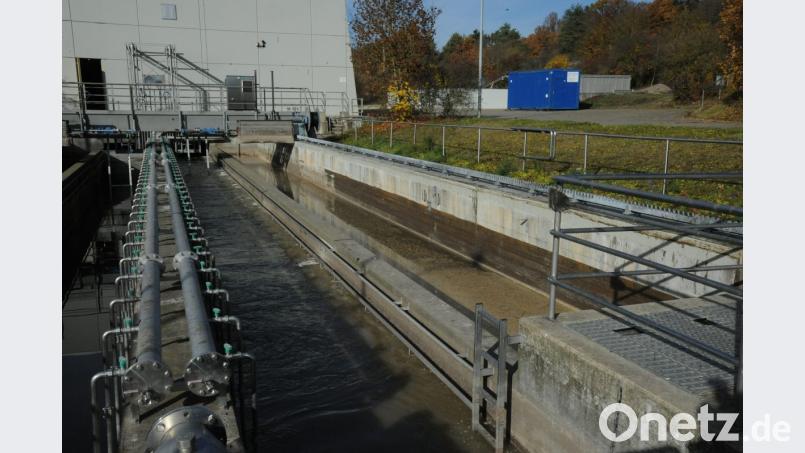 Die Räumerbrücke für die Sand- und Fettfangbecken wurden teilweise ausgetauscht. Erneuert wurde auch die Zahnradantrieb (rechts, abgedeckt), auf der die Brücke von Beckenende zu Beckenende bewegt wird. Bild: gfr