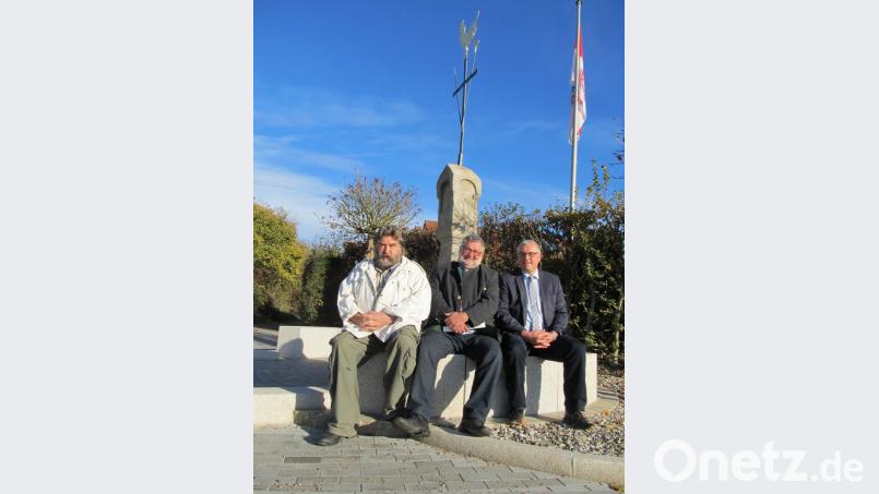 Künstler Engelbert Süß und die Bürgeremeister Armin Schärtl udn Richard Tischler (von links) testen schon mal die Sitzgelegenheit am Hahnenkreuz. Bild: bl