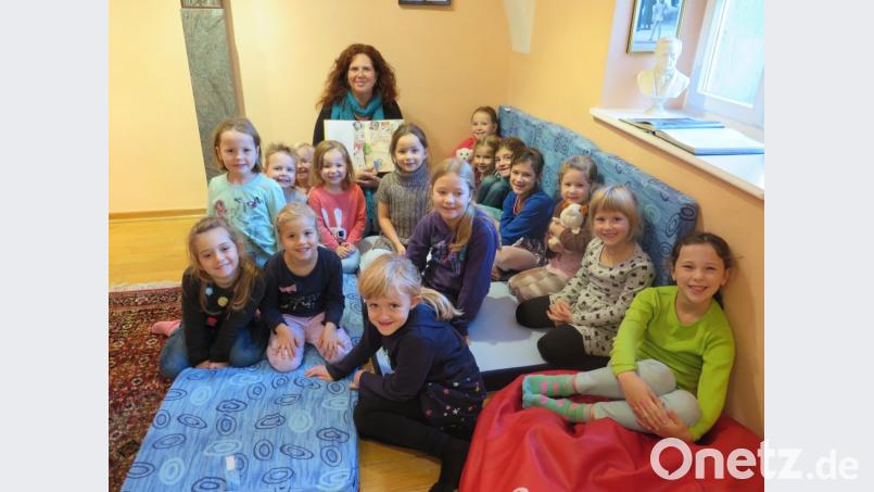 „In der Schule wird kaum mehr vorgelesen“, beklagte sich eine Drittklässlerin, die – wie die anderen Kinder – deshalb sehr gerne zur Vorlesestunde mit Kerstin Graf (hinten) kommt. Bild: jzk