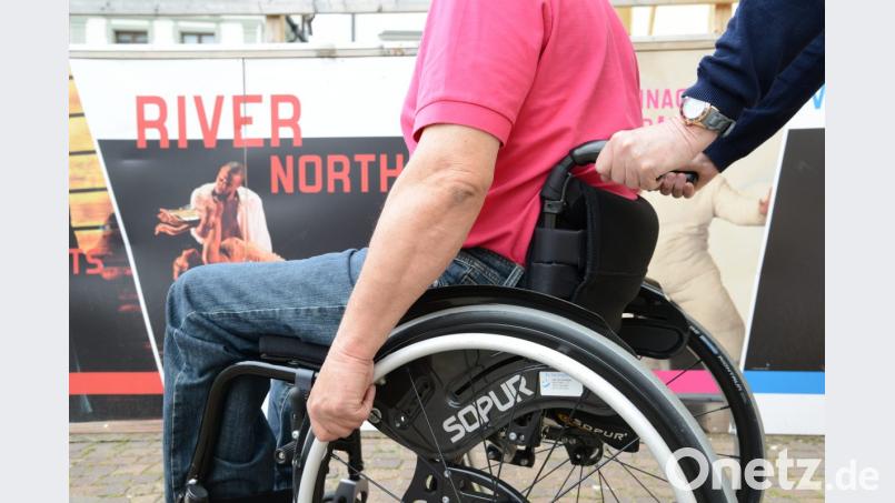 Geld für einen neuen Rolli? Das Landespflegegeld soll so etwas möglich machen. Bild: Petra Hartl