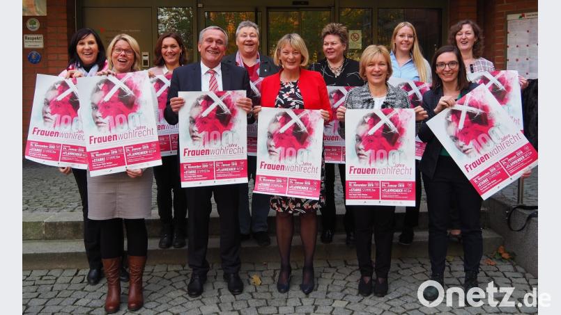 Akteuere und Veranstalter der Geburtstagsfeier &quot;100 Jahre Frauenwahlrecht&quot; darunter in vorderer Reihe OTH-Präsidentin Professorin Andrea Klug und Oberbürgermeister Kurt Seggewiß (Dritte und Zweiter von links). Bild: Bühner