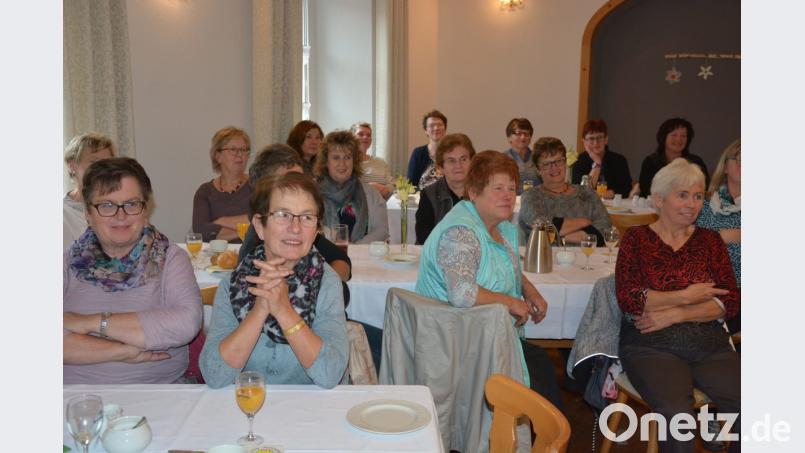 Rund 60 Ortsbäuerinnen aus dem gesamten Landkreis waren zum gemeinsamen Ortsbäuerinnen-Frühstück nach Konnersreuth gekommen. Nach dem gemeinsamen Frühstück lauschten sie dem Vortrag. Bild: jr