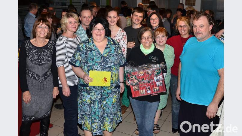 Bürgermeisterin Margit Kirzinger und Vorsitzende Silvia Kleber (von links) ehren mit Regisseur Josef Kleber (rechts) Christine Wellert (Mitte, links) und Brigitte Krämer (Mitte, rechts) zu ihren runden Bühnenjubiläen. Bild: fjo
