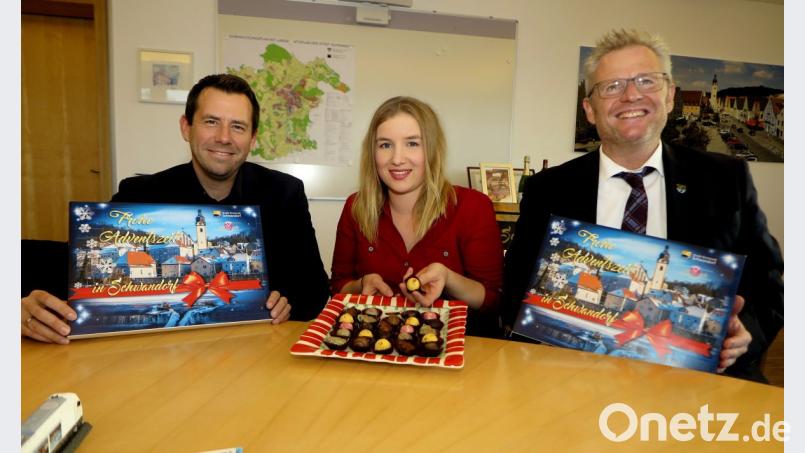 Oberbürgermeister Andreas Feller, Konditormeisterin Sonja Pirzer und City-Manager Roland Kittel (von rechts) präsentieren Hülle und Inhalt des neuen Schwandorfer Adventskalenders. Bild: Hirsch