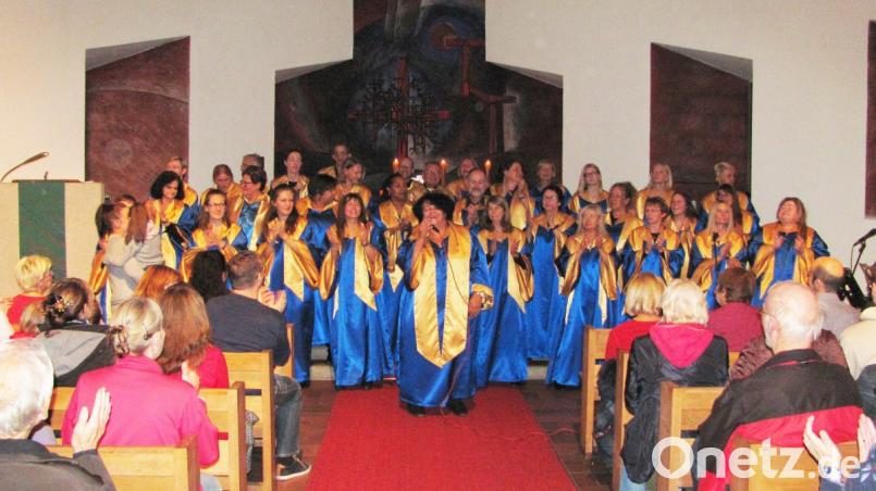 Fetzige Songs zum Mitmachen wechselten sich mit besinnlichen Liedern zum zurücklehnen und genießen ab beim Gospelkonzert von "Hope and Joy" am Samstag in St. Markus in Weiden. Bild: sei