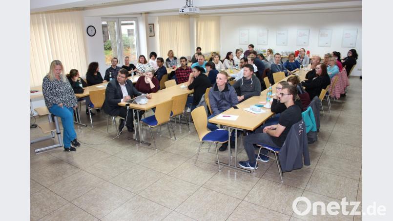 Marion Kreiner, Auszubildende zur Altenpflegerin, präsentiert beim Azubi-Tag des Kreisverbandes Tirschenreuth im BRK das „Vergissmeinnicht“ ihrer Gruppe zum ergonomischen Transfer eines Bewohners aus dem Pflegebett in den Rollstuhl. Bild: exb
