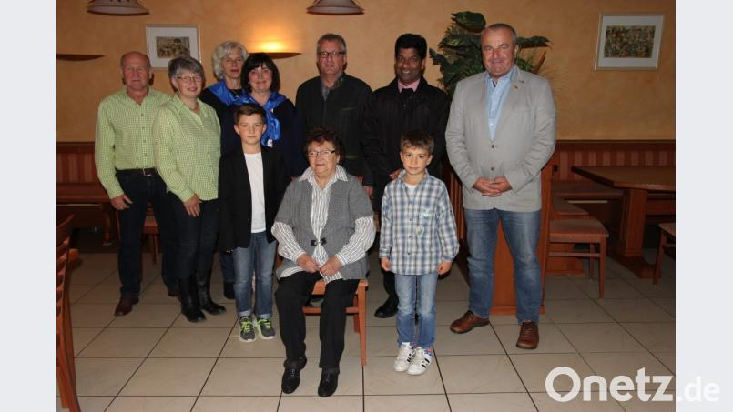 Die Jubilarin (vorne sitzend) mit ihren Geburtstagsgästen Bild: ral