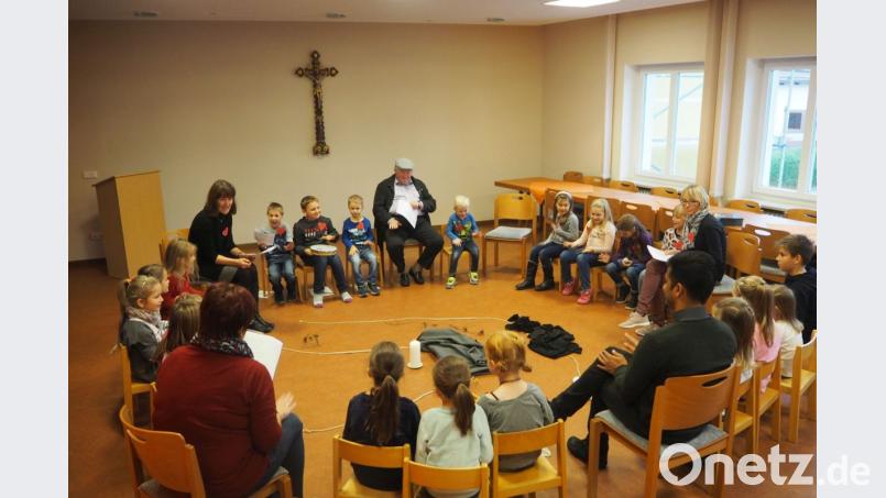 Beim Lesen von Texten aus der Bibel übernehmen die Kinder die Geräuschkulisse. Bild: gz