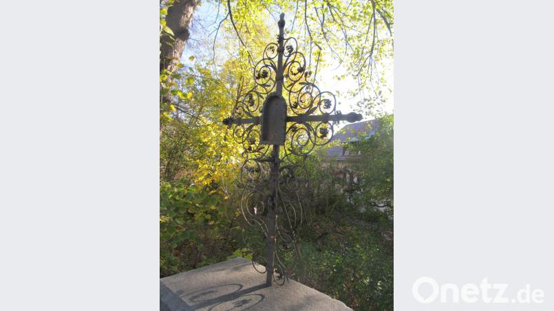 Diese schmiedeeisene Kreuz an der Brücke in der Wernberger Straße hat Bürgermeister Tischler als nächstes Kleinod im Auge, das eine Aufwertung vertragen könnte. Bild: bl