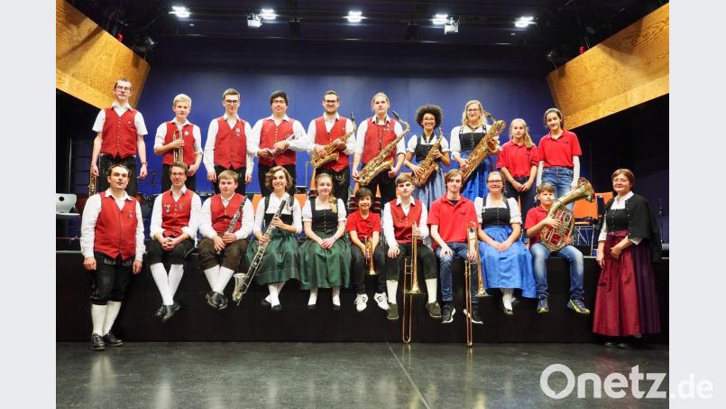 Über Ehrungen und Auszeichnungen freuen sich zahlreiche Aktive der Musikkapelle Ursensollen zusammen mit Vorsitzender Angela Harbauer (rechts) und Dirigent Stefan Neger (links). Bild: brü