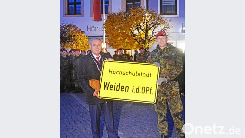 Ebenfalls wieder zurück in der Stadt. Bataillonskommandeur überreicht OB Kurt Seggewiß das Weidener Ortsschild, das die Artilleristen bei ihren Auslandseinsätzen begleitet. Bild: Gabi Schönberger
