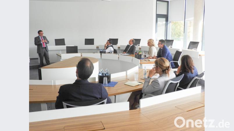 Mitarbeiter des Sachgebiets Berufliche Schulen der Bezirksregierung sehen sich im Übzo um. Leiter Erich Bauer (stehend) erläutert das Konzept. Bild: privat