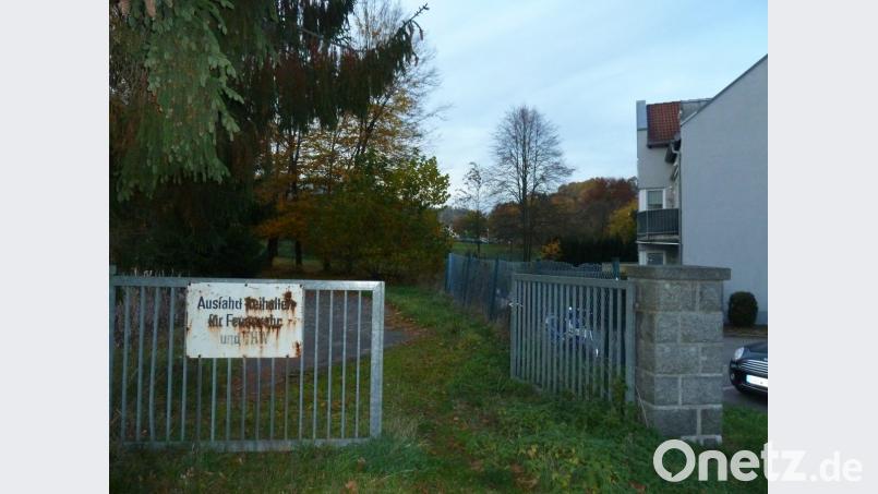 Die Zufahrt zum geplanten Einkaufszentrum ist bei diesem Eisentor oberhalb der zwei Wohnblöcke vorgesehen und damit nicht weit vom früheren Diska-Markt entfernt. Bild: Portner, Gertraud
