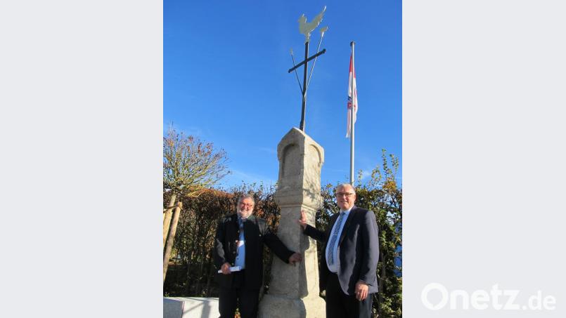 Der Nabburger Bürgermeister Armin Schärtl (links) und sein Pfreimder Kollege Richard Tischler haben gemeinsam dafür gesorgt, dass das Hahnenkreuz wieder von zwei Bäumen flankiert wird. Bild: bl