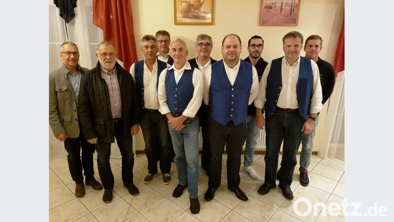 Anton Ebenschwanger (Fünfter von links) freut sich darauf, weiter mit dem bisherigen Führungsteam zusammenarbeiten zu dürfen. Bürgermeister Johann Graßl (Zweiter von links) und sein Stellvertreter Richard Brunner (links) gratulierten den Wiedergewählten. Bild: weu