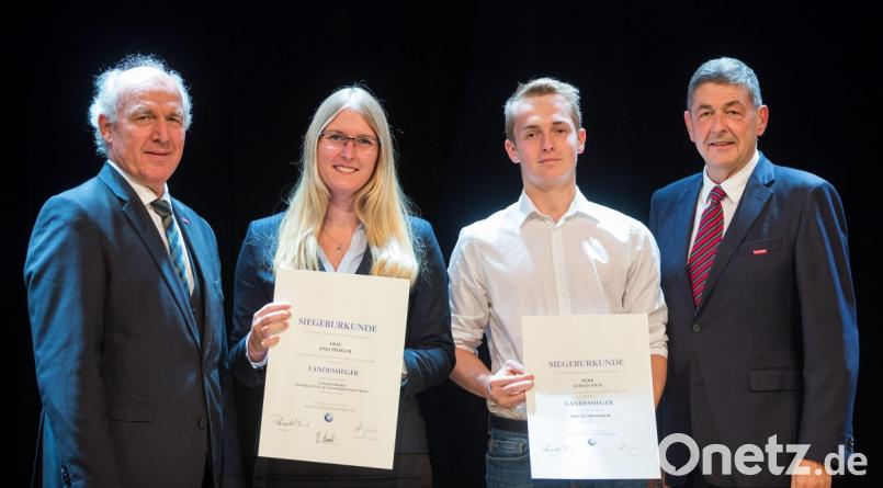 Den Witron-Nachwuchstalenten Anja Piehler und Stefan Kick überreichen Franz Xaver Peteranderl (links), Präsident des Bayerischen Handwerkstags, und Georg Haber (rechts), Präsident der Handwerkskammer Niederbayern-Oberpfalz, die Urkunden als Landessieger. Bild: Handwerkskammer Oberfranken