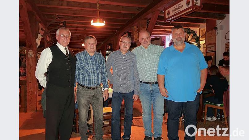 Bürgermeister Gottfried Härtl (Zweiter von rechts) dankte den Organisatoren des „3. Friedenfelser-Berg-Classic-Preis 2018“ besonders. Angesichts des großen Erfolges hatten die Vorsitzenden Stefan Schmalzreich (rechts) und Franz Höcht (Zweiter von links) sowie die Streckensprecher Erhard F. Eckert (links) und Bernd Aßmann (Mitte) bei der Nachfeier im Brauereimuseum gut lachen. Bild: bsc