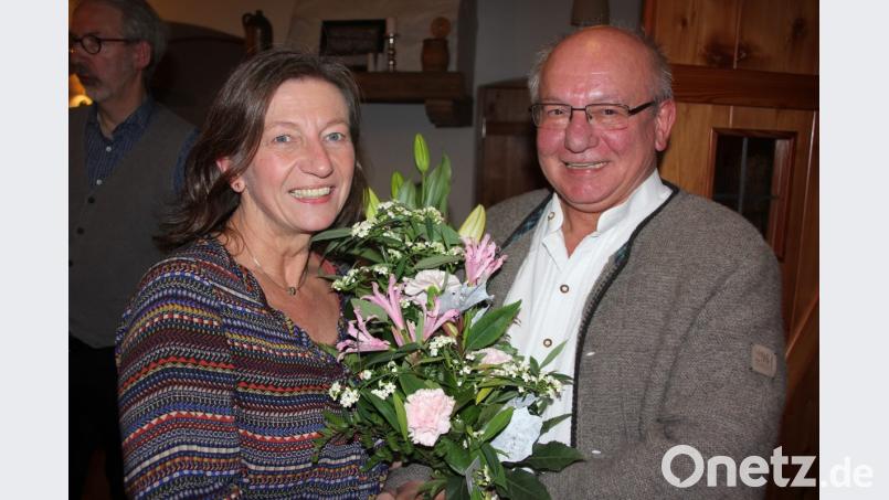 Verleger Eckhard Bodner überreichte Angelika Schraml für ihr jahrelanges Engagement einen Blumenstrauß. Bild: kro