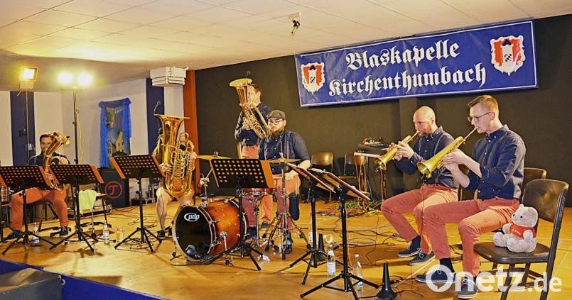 „Die heiße 7“ ist bei ihrem begeisternden Auftritt in Kirchenthumbach nur zu sechst: Einer der Bläser ist kurzfristig erkrankt. Ein Stofftier (rechts) hält für ihn die Stellung. Bild: ü