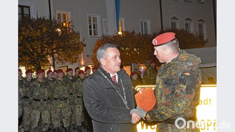 Oberstleutnant Christian Kiesel übergibt an OB Kurt Seggewiß das Wappen des Einsatzkontinentes. Bild: Gabi Schönberger