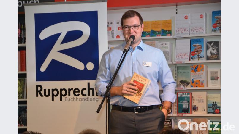 Johannes Beugler empfiehlt unter anderem „Der Spielmann“, ein Abenteuer-Epos, das die Geschichte des Johann Georg Faustus erzählt. Fürs Herz hat Beugler das Buch „Ich komme mit“ dabei. Bild: dob