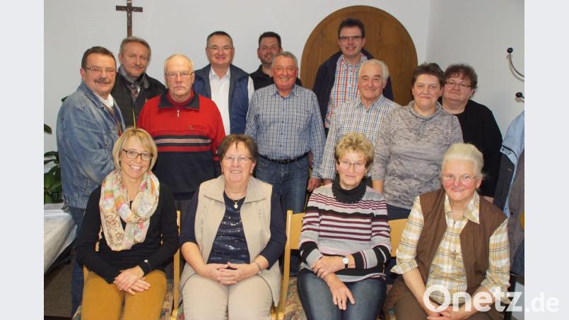 Die Teilnehmer am Mesnertreffen der Pfarreiengemeinschaft Schönsee-Weiding mit Pfarrer Wolfgang Dietz (hinten rechts), Regionalvorsitzenden Josef Pflug (Sechster von links) und Pfarrsekretärin Manuela Klug (sitzend links). Bild: mmj