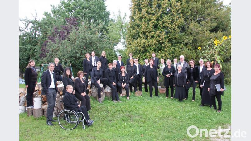 Der gemischte Chor „Music &amp; More“ (Bild) lädt am kommenden Samstag, 10. November, zum Konzert unter dem Titel „Herbstliches querbeet“ in die Mitterteicher Mehrzweckhalle ein. Mit dabei sind auch die „3 Schlawimer“ aus Ingolstadt und die Jazzcombo „Taktikum“ aus Waldershof. Bild: kro