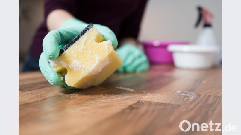 Arbeitsplatte, Hochglanz-Fronten, Edelstahl, Holz und Kochfelder: beim Putzen der Oberflächen in Küchen gibt es einiges zu beachten. Bild: Franziska Gabbert/dpa-tmn