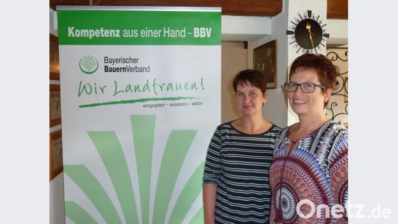 Die Ortsbäuerinnen Heike Klein (rechts) und Karin Baier sind Mitglied in der BBV-Kreisvorstandschaft und organisierten das Landfrauen-Frühstück. Bild: Portner