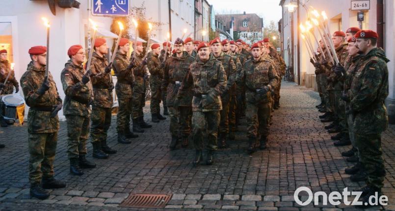 Im Fackelschein: Einmarsch der zurückkehrenden Soldaten des Artilleriebataillons 131 auf den Oberen Markt. Bild: Gabi Schönberger