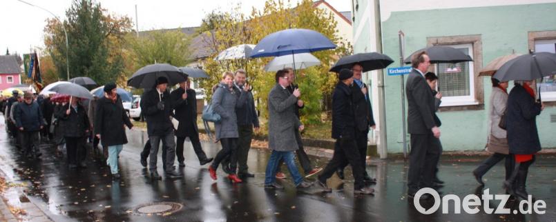 Verabschiedung Pfarrer Michael Kelinske: Vorstände beim Kirchenzug vom Gemeindehaus zur Kirche. Bild: lk