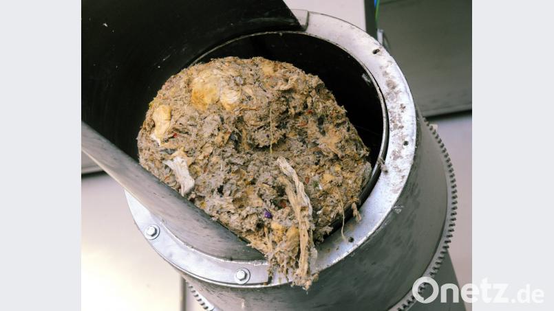 Erneuert wurde auch die Rechenanlage, mit der nicht abbaubare Reststoffe dem Schmutzwasser entnommen und dann gepreßt (unser Foto) der Müllverwertung zugeführt werden. Bild: gfr