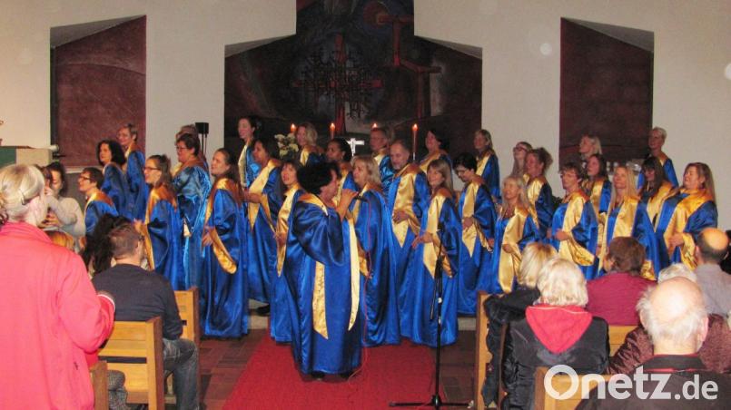 Auf "This Train" den Gospelzug sprangen schon viele Besucher zu Beginn des Konzertes auf. Bild: sei